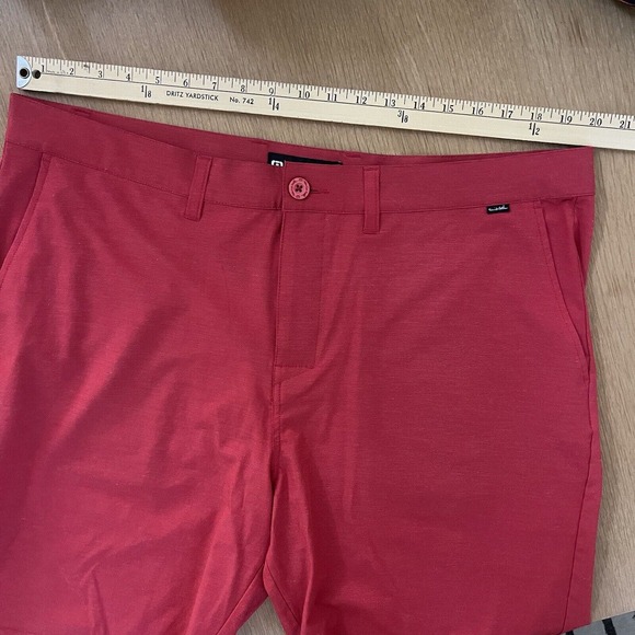 Men's Travis Matthew Size 40 Flat Front Red Athletic Golf Shorts - Picture 4 of 6